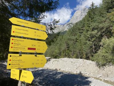 2423-tirol-rundweg-leutasch-wegweise.jpg