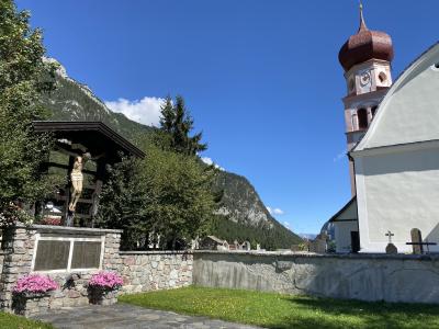 2437-tirol-rundweg-leutasch-pfarrkirch-kriegerdenkmal.jpg