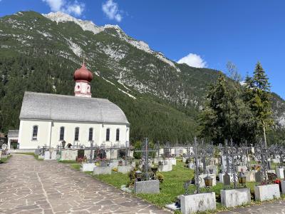 2444-tirol-rundweg-leutasch-pfarrkirche-friedhof.jpg