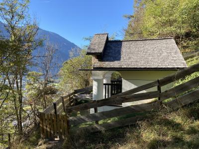 2690-ganz-tirol-kapelle-blick-stams.jpg