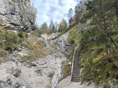 2799-ganz-tirol-huettlebachklamm-kruen-karwendel.jpg