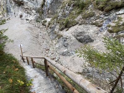 2800-ganz-tirol-huettlebachklamm-kruen-karwendel.jpg