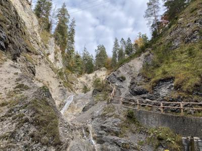 2801-ganz-tirol-huettlebachklamm-kruen-karwendel.jpg