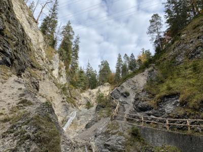 2802-ganz-tirol-huettlebachklamm-kruen-karwendel.jpg