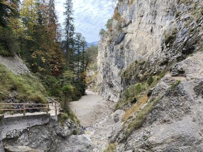 2805-ganz-tirol-huettlebachklamm-kruen-karwendel.jpg