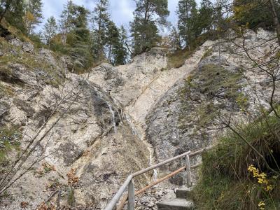 2806-ganz-tirol-huettlebachklamm-kruen-karwendel.jpg
