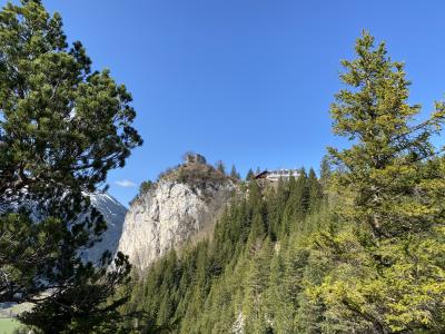 8255-ganz-tirol-blick-burgruine-falkenstein-und-hotel.jpg
