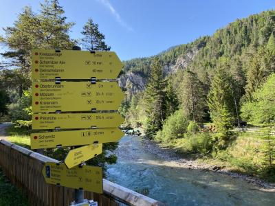 ganz-tirol-1319-scharnitz-wegweiser.jpg