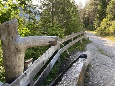 ganz-tirol-1325-scharnitz-brunnen.jpg